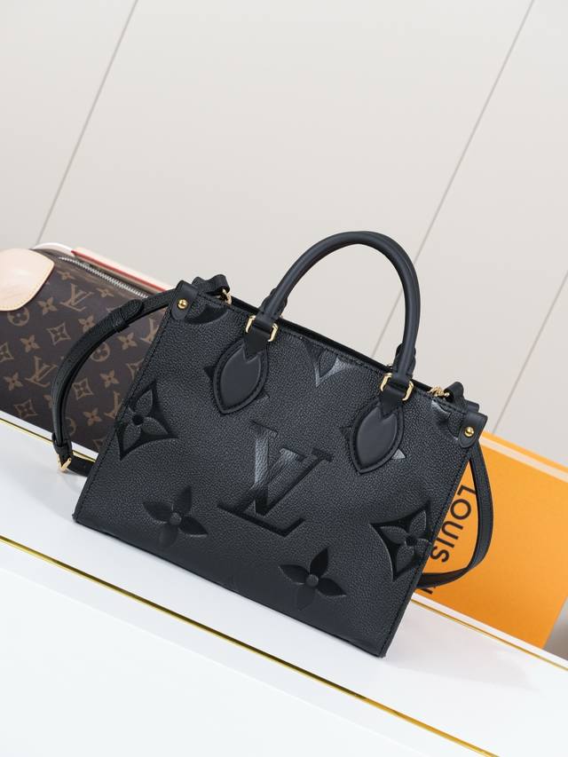 动态163C01芯片 M45653黑压花25 顶级原单 独家背景实拍 Onthego 小号 Tote 包向 1968 年的经典 Sac Plat 手袋汲取灵感，