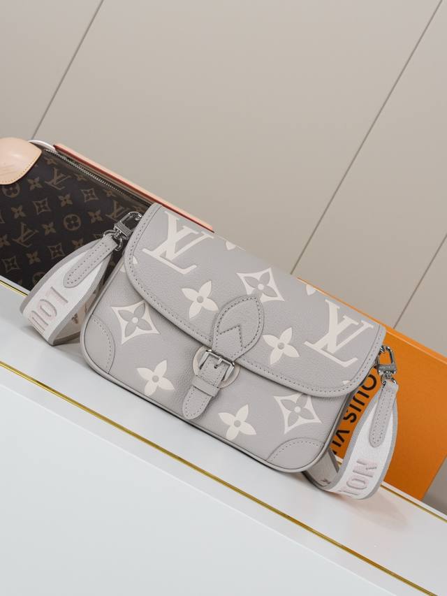 动态163C01芯片 M14214银灰 顶级原单 独家背景实拍 本款 Diane 手袋为 Monogram Empreinte 皮革点缀耀目金属件,焕新演绎 L 动态163C01芯片 M14214银灰 顶级原单 独家背景实拍 本款 Diane 手袋为 Monogram Empreinte 皮革点缀耀目金属件,焕新演绎 L