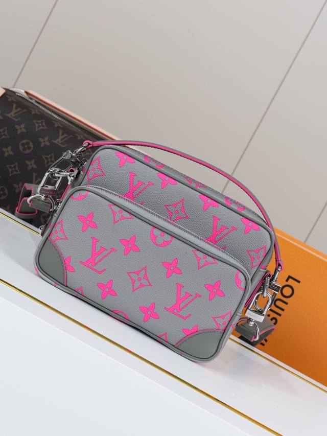 动态163C01芯片 M15024红 顶级原单 独家背景实拍 本款 Nil 邮差包取材 Pharrell Williams 焕新演绎的 Damoflage Bl