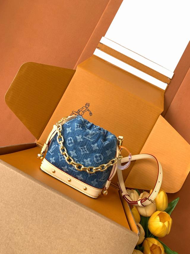 特级全钢 M83043 牛仔這款Nano Noé背包於今季煥然一新，用上現代風格的Denim藍色，與對比鮮明的皮革飾邊互相襯托。背包採用有機棉質面料製作，飾有標