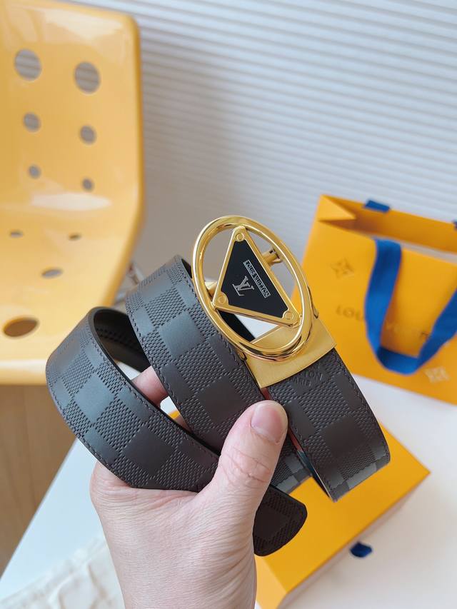 Lv 意大利进口头层压格小牛皮配平纹底,搭配真空电镀亮面纯钢自动扣,经典款式,专柜有售,市场顶级品质,支持验货 配送全套专柜包装,宽度 3.5Cm Lv 意大利进口头层压格小牛皮配平纹底,搭配真空电镀亮面纯钢自动扣,经典款式,专柜有售,市场顶级品质,支持验货 配送全套专柜包装,宽度 3.5Cm