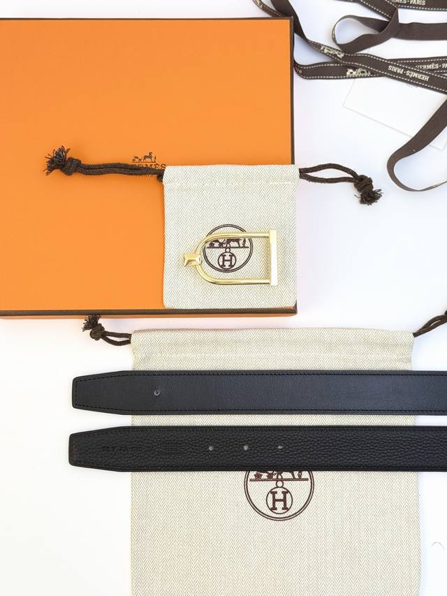 爱马仕 意大利进口头层荔枝纹牛皮配平纹底，搭配真空电镀亮面纯铜扣，官网新款，专柜有售，市场顶级品质，支持验货 配送全套专柜包装，宽度 3.2Cm