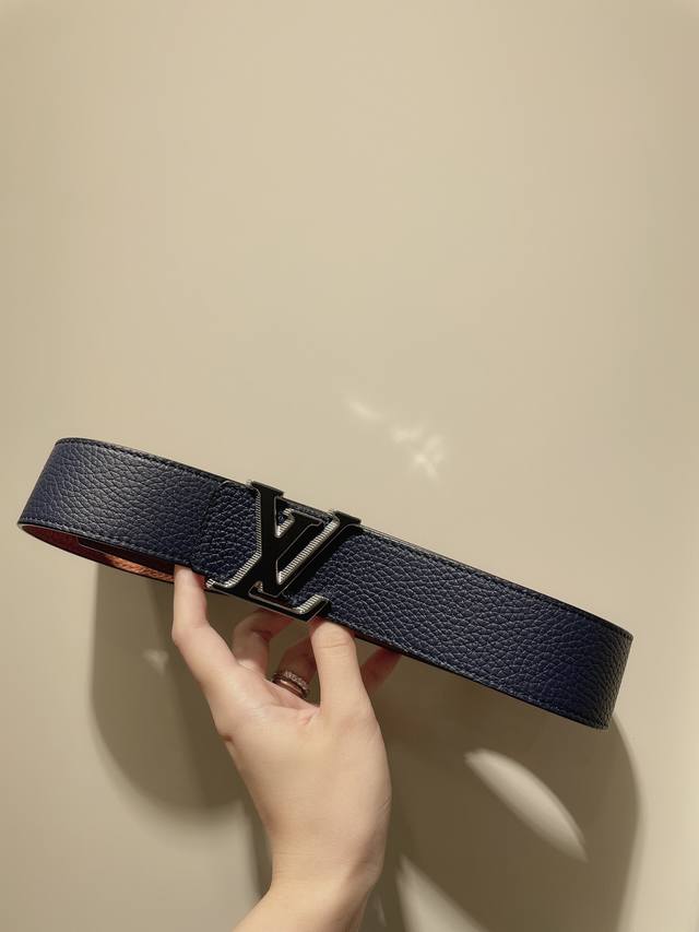 Lv 双面意大利进口头层荔枝纹牛皮，搭配真空电镀磨胶纯钢扣，经典款式，专柜有售，市场顶级品质，支持验货 配送全套专柜包装，宽度 4.0Cm