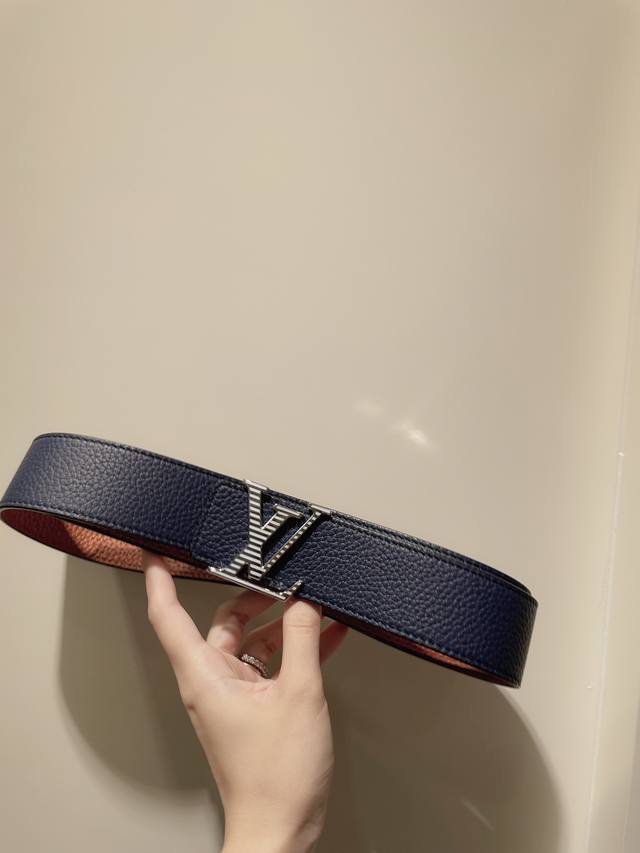 Lv 双面意大利进口头层荔枝纹牛皮,搭配真空电镀花纹纯钢扣,经典款式,专柜有售,市场顶级品质,支持验货 配送全套专柜包装,宽度 4.0Cm Lv 双面意大利进口头层荔枝纹牛皮,搭配真空电镀花纹纯钢扣,经典款式,专柜有售,市场顶级品质,支持验货 配送全套专柜包装,宽度 4.0Cm