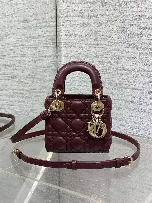 酒红现货 Lady最新Micro系列，一只什么都装不下，只能装下可爱的小包包，采用柔软的绵羊皮精心制作，标志性的字母五金扣，精巧的包形，简约时尚又百搭，容量较小