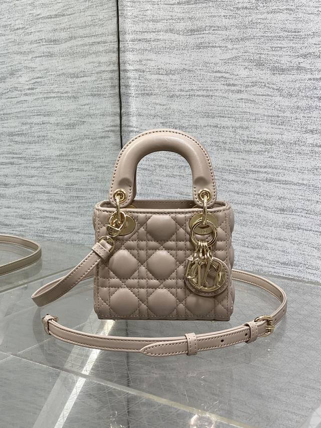 复古粉现货 Lady最新Micro系列，一只什么都装不下，只能装下可爱的小包包，采用柔软的绵羊皮精心制作，标志性的字母五金扣，精巧的包形，简约时尚又百搭，容量较