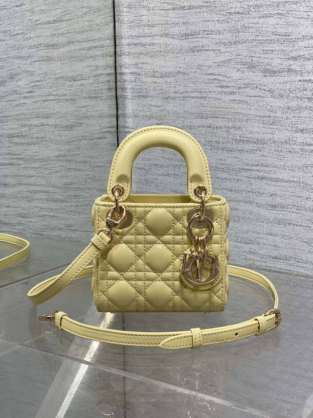 小鸡黄现货 Lady最新Micro系列，一只什么都装不下，只能装下可爱的小包包，采用柔软的绵羊皮精心制作，标志性的字母五金扣，精巧的包形，简约时尚又百搭，容量较