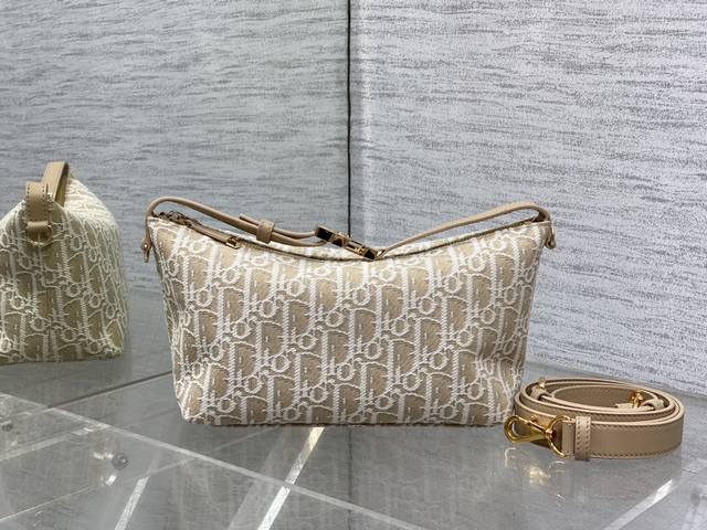 大号配肩带现货 最新自然色系列饭盒包，不得不推荐，砖柜大爆款，经典的老花刺绣，标志性字母，自用非常轻，容量也是不错滴，不仅能装可爱也能装手机的小包包 Size：