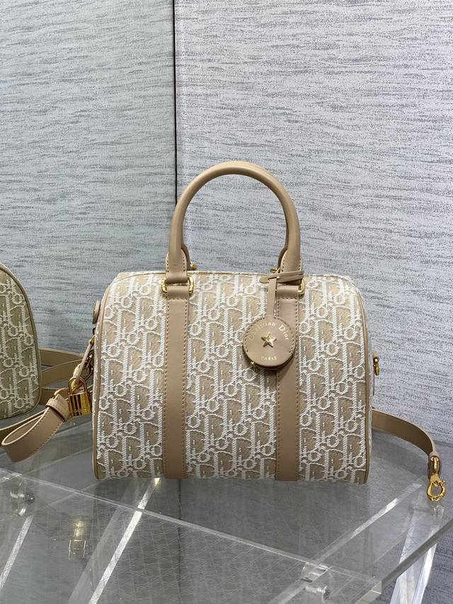 现货 Groove 25手袋波士顿迷你，让人无法抗拒的可爱，简洁的包形，复古又高级，采用最新自然色Oblique老花精心制作，精致之余时尚感也十足，手提斜挎都可