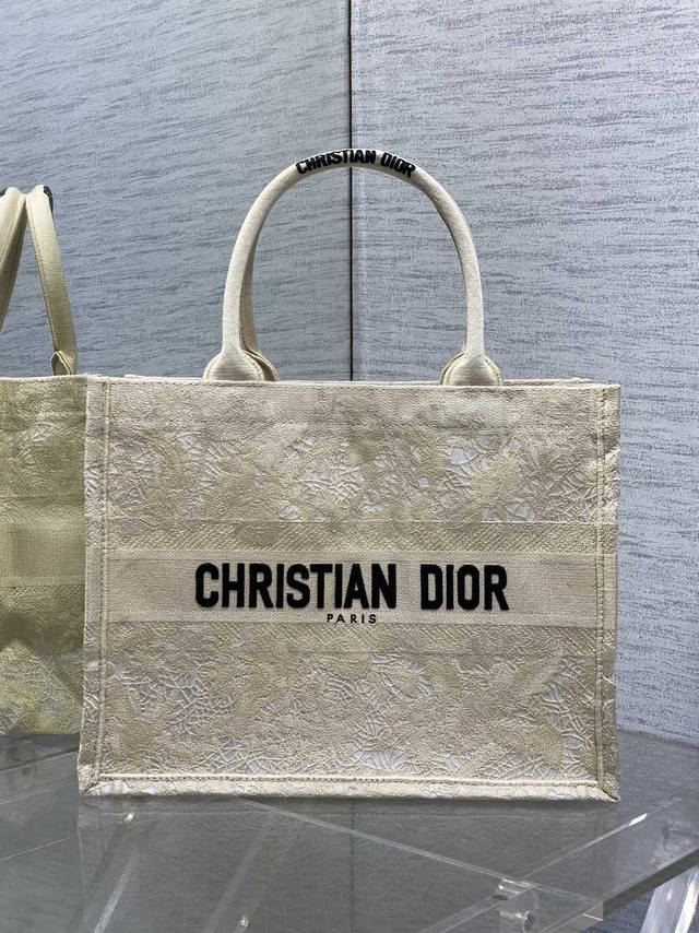 中号现货 Tote最新蕾丝椰树元素系列，高雅大气 ，单独摆在那里都是发光的艺术品 ，独特的像素风，精致又可爱的刺绣，让整个包非常亮眼，超大容量的设计 ，凹造型神