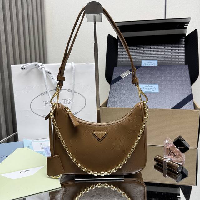 正品级 顶级原单 新升级版Hobo1Bc204十字纹 肩带可拆卸这款百搭手袋采用简洁线条和经典细节设计,搭配可拆卸链条和调节长肩带,又可肩带 手提 斜挎,采用S 正品级 顶级原单 新升级版Hobo1Bc204十字纹 肩带可拆卸这款百搭手袋采用简洁线条和经典细节设计,搭配可拆卸链条和调节长肩带,又可肩带 手提 斜挎,采用S