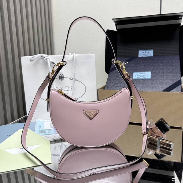 正品级 顶级原单 大号新版本 Moon手袋1Bc194双肩带这款简约Moon手袋为牛皮绽现摩登百搭的魅力。弧形包身设计，配有2条长 短可调节肩带，便于随心转换造