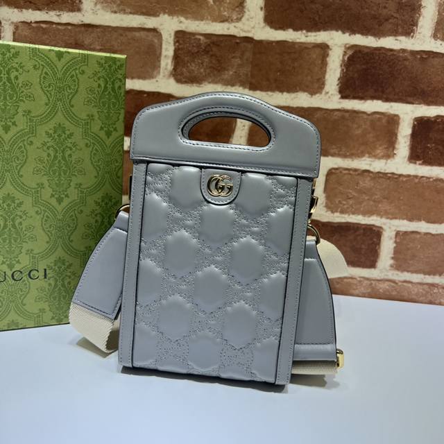 专柜品质，顶级原单货，实物实拍！款号723776灰色绣G～尺寸：宽14X高23X侧宽4.5，出货了！