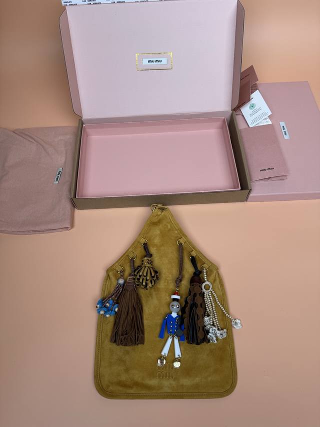 原厂皮 特级五金原厂皮 绒面羊皮革流苏手提包~磨砂黄 这款包的复古灵感通过柔软的纣面皮革得到提升,并通过流苏和前环丰富了独特货配饰和装饰组合。 尺寸:W24×H 原厂皮 特级五金原厂皮 绒面羊皮革流苏手提包~磨砂黄 这款包的复古灵感通过柔软的纣面皮革得到提升,并通过流苏和前环丰富了独特货配饰和装饰组合。 尺寸:W24×H