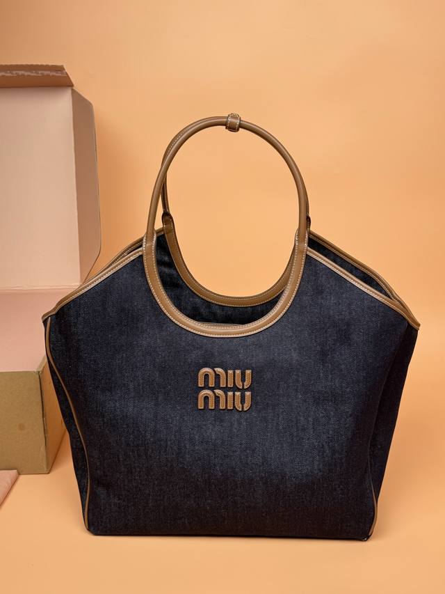 原厂皮 特级五金原厂皮 Lvy丹宁牛仔托特包～牛仔布 大号 这款Ivy丹宁牛仔手提包以比鲜明的材料和颜色相互交织，彰显出其独特的设备特色。字母徽标为这款手提包的