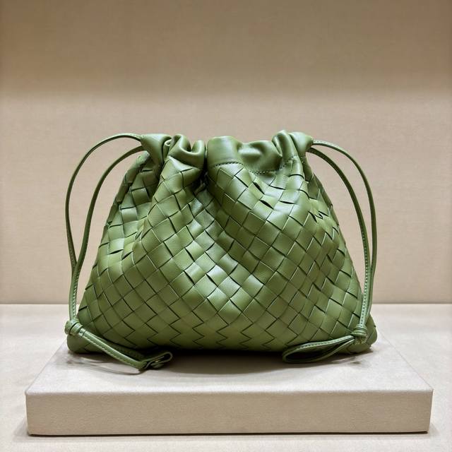 正品级 新款 抽绳Dustbag“垃圾袋” 真的好搭！慵懒自在的随意感以经典编织设计，塑造时尚界的不败单品 束口的抽绳设计自然开口褶皱感和柔嫩牛皮光滑细腻 处处