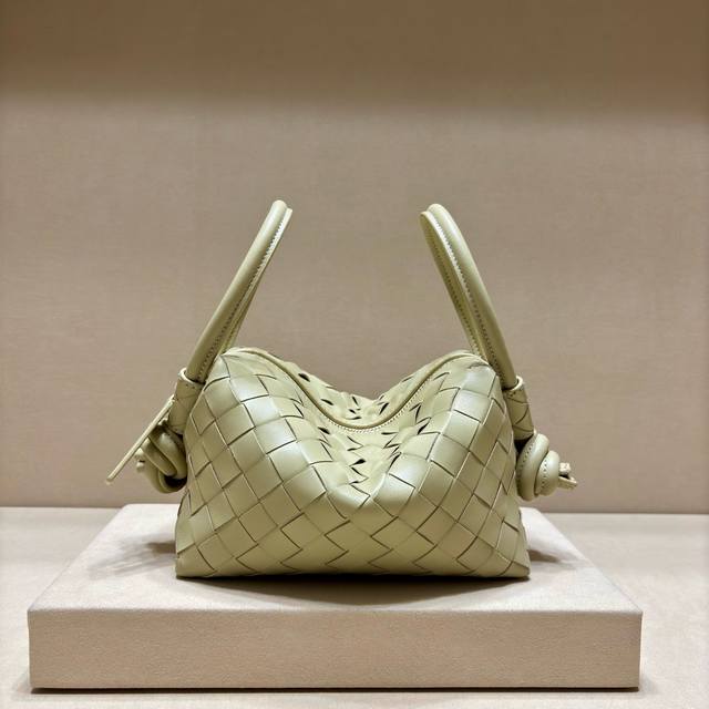 正品级 新款经典Loop换新设计 超大环扣可将手袋折叠 也可做手柄使用单肩 斜挎 延续Loop手袋的“相机包”造型 肩带可拆卸变手提也不在话下 一包多变 轻松而