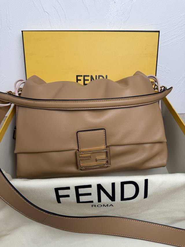 正品级 全新的Mamma Baguette来喽，法棍与福袋的双结合，全网最温柔的包包没有之一，软软糯糯的小羊皮也太细嫩了，既慵懒又高级！标志性的五金扣搭配小羊皮