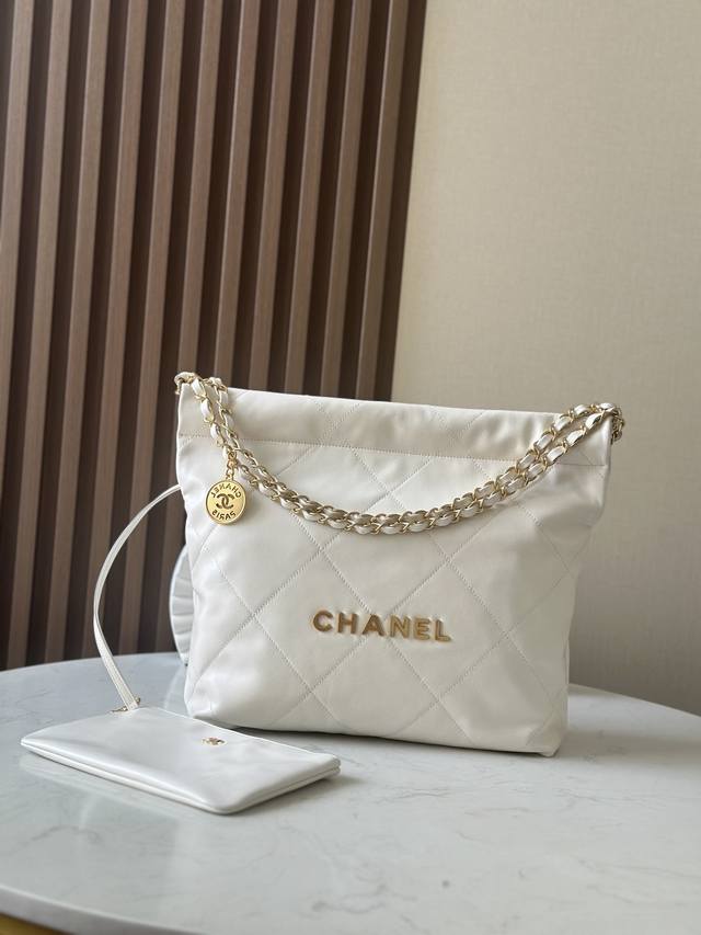 原厂皮 全新包火爆来袭 原皮白色 金 扣 小号 3260 热点上新 说它 垃圾袋 也好，购物袋也罢 反正就是很对味 以年份数字为命名的都要对准它 绝对是经典中的