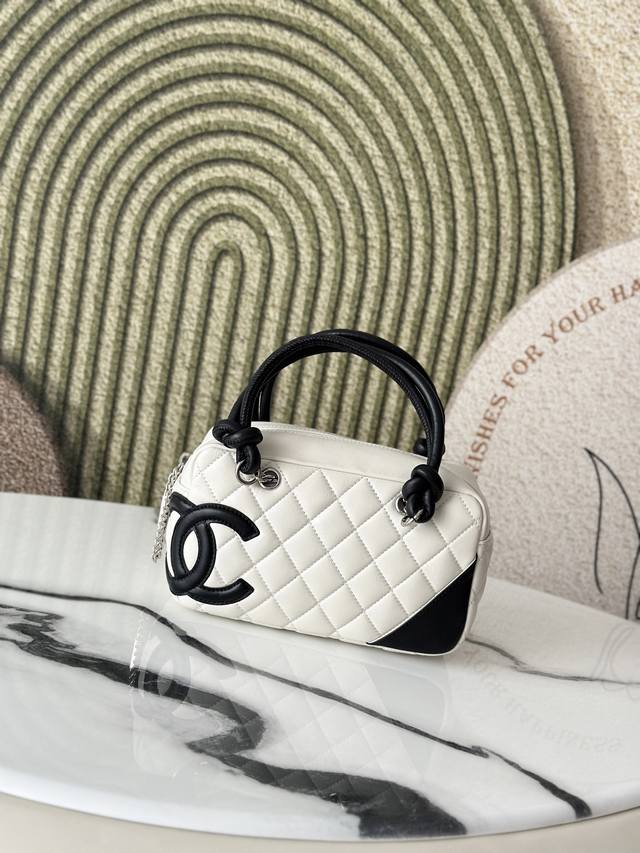 原厂皮 进口小牛皮!Zp开发 顶级工艺 经典万年款中古康鹏枕头包 经典中的天花板,早已绝版 目前中古店也是稀缺实物确实耐看精致, 非常好搭配容量也超级大,推荐 原厂皮 进口小牛皮!Zp开发 顶级工艺 经典万年款中古康鹏枕头包 经典中的天花板,早已绝版 目前中古店也是稀缺实物确实耐看精致, 非常好搭配容量也超级大,推荐