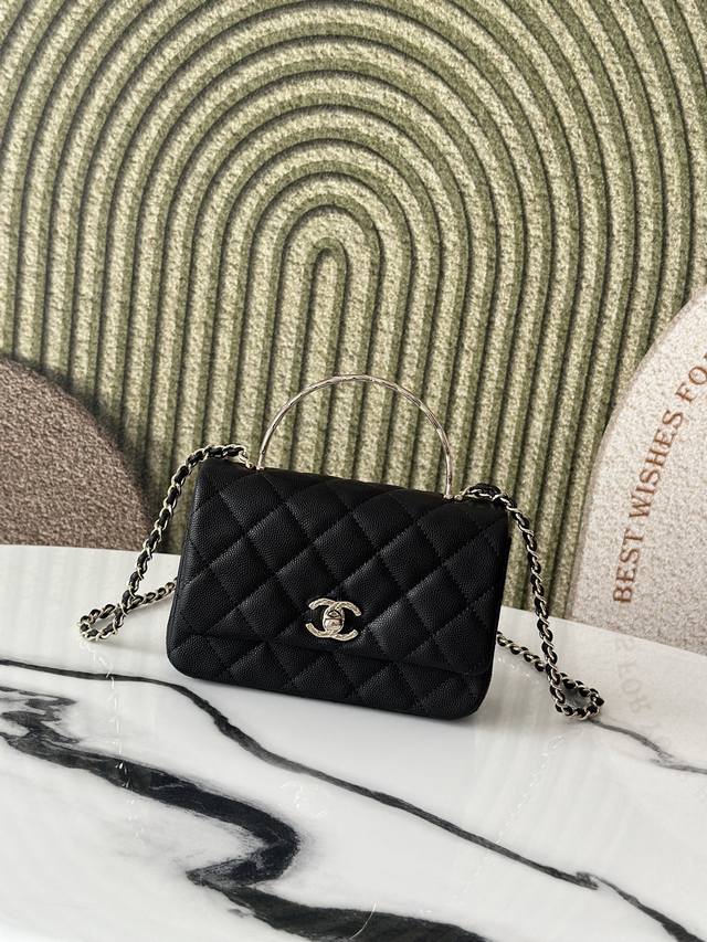 原厂皮 25S春夏金属手柄口盖 Cococrush棱格线金属手柄 口盖包独特的设计打破常规， 时尚感拉满随手一拎那优雅的气质就扑面而来 这简直就是一枚艺术品的存