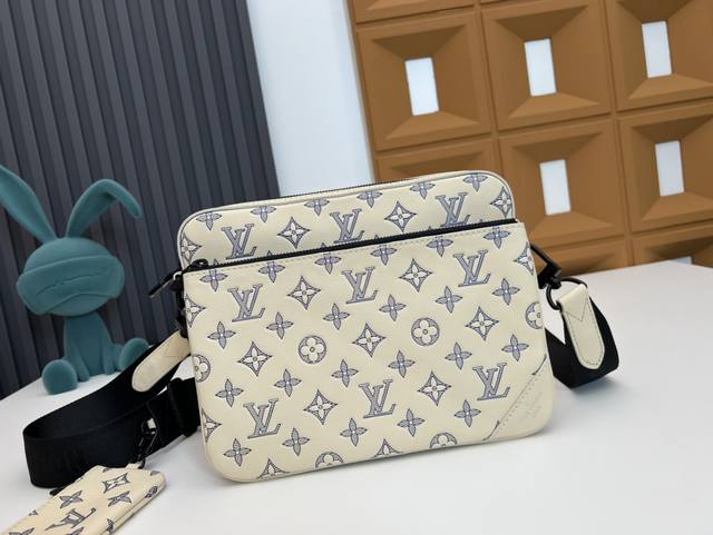 M24754白色 M24753深蓝 原单加强版 独家实拍背景图 本款 Trio 邮差包取材Monogram Shadow牛皮革,先后采用压印和印花工艺描绘 Mo M24754白色 M24753深蓝 原单加强版 独家实拍背景图 本款 Trio 邮差包取材Monogram Shadow牛皮革,先后采用压印和印花工艺描绘 Mo