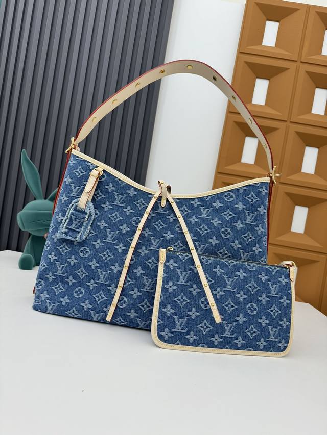 顶级原单 M46855 蓝色 丹宁牛仔 推出崭新 Carryall 中号手袋，以 Monogram 帆布和皮革饰边塑造贴合身形的设计。充裕空间内设拉链袋，可拆卸