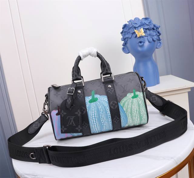 顶级原单M46437南瓜丝印 枕头包男包系列 M46271 Keepall Xs 手袋出货，非常适合女生背，黑银拼色南瓜丝印20枕头迷你枕头Oo[握手][握手]