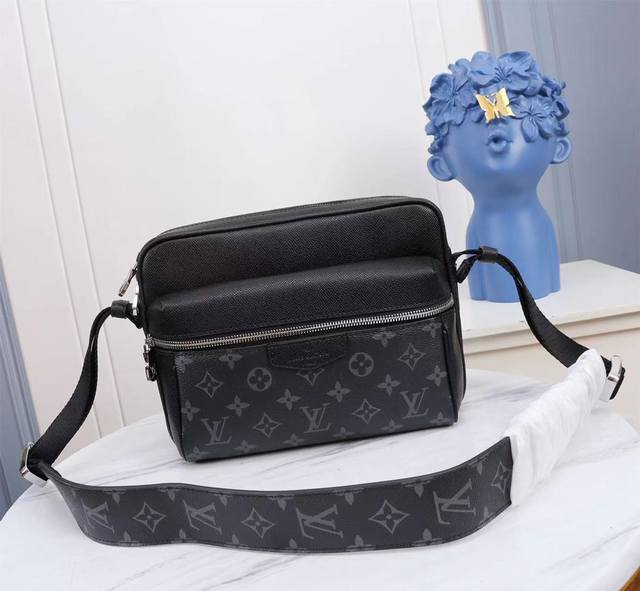 顶级原单Lu Outdoor 邮差包 M30242蓝 30233黑 以Taga皮革与Monogram帆布的交融迎接 年春夏，为Outdoor邮差包的大胆设计涂抹