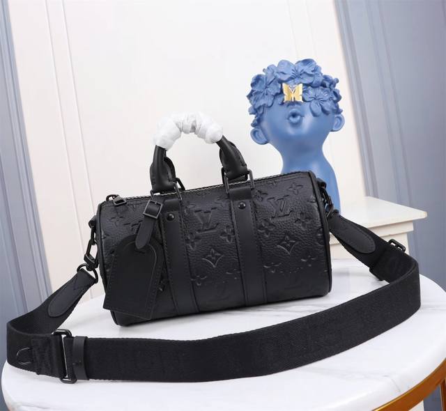 顶级原单 独家实拍M20900黑压花Keepall 系列的迷你版本再现新意。Taurillon Monogram 牛皮革塑造经典构型，加固侧带和可拆卸皮革名牌延