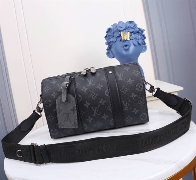 原单M45936 Keepal 旅行袋浓缩经典构型，成就此款潮流都市手袋。侧面设计趣味呈现翻转效果 Monogram 图案，巧妙呼应 2018 年 Kim Jo