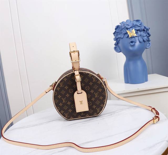 M43514老花 M43510黄花经典的路易威登帽盒摇身变为此款风格可爱的随身小袋。小巧而实用 可放置一台 Iphone 7 手机 ，双版本设计：经典 Mono