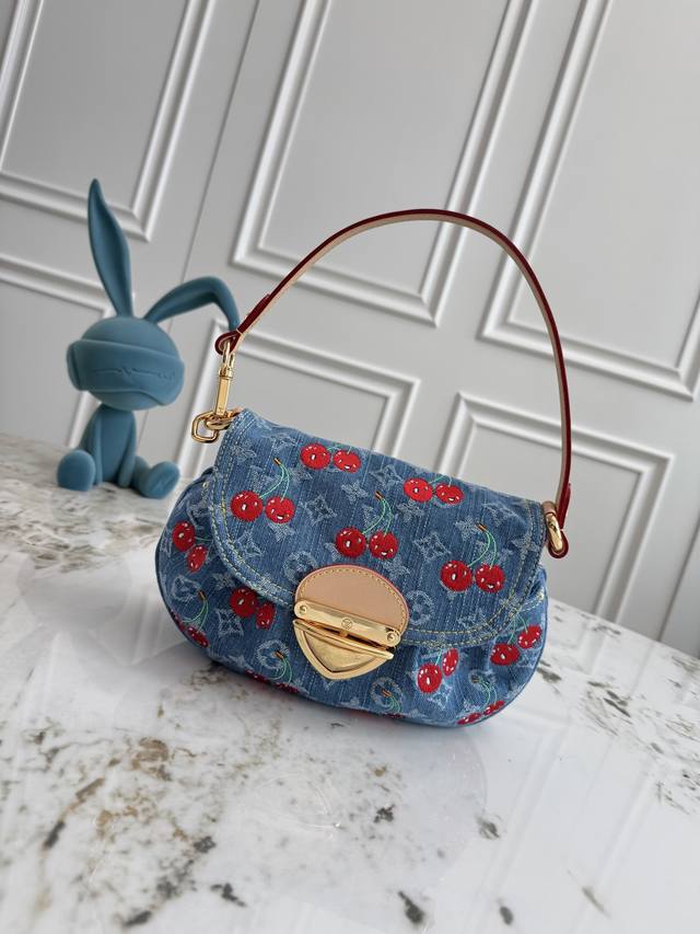 独家背景 动态芯片 顶级原单 M13680 顶级原单动态163 本款 Sunset 手袋取材Monogram 丹宁布，以复古笔触塑造圆润构型，再借醒目插扣点亮设