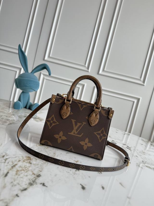 独家背景 动态芯片 顶级原单 M46839 本款 Onthego 托特包以 Monogram 帆布浓缩原版设计，为皮革手柄及手柄固定件融入 Monogram R