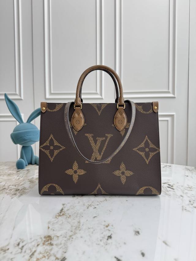 独家背景 动态芯片 顶级原单 M45039 花肩带，M45321黑肩带 Onthego 中号手袋将经典 Monogram 帆布与 Monogram Revers