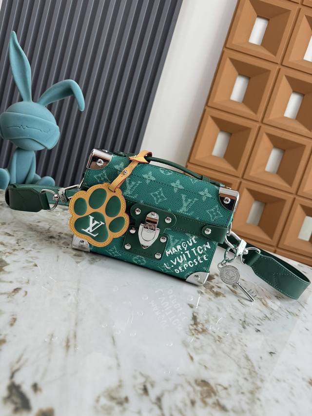 动态变码芯片 顶级原单加强版 M12686 本款 Soul Trunk 手袋取材 Monogram Eclipse 帆布，以柔软贴身的紧凑构型实现舒适斜挎。加固