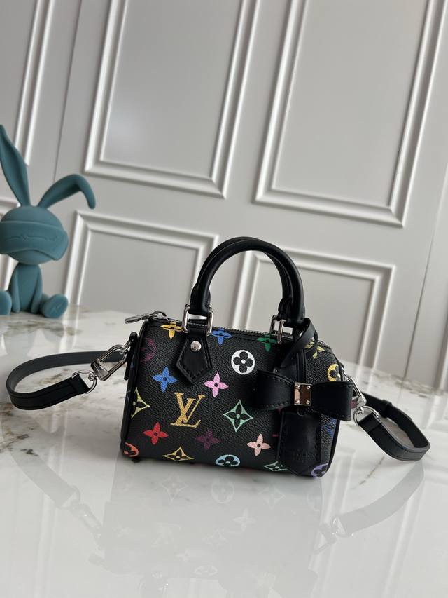 顶级原单，变码芯片 M13391白彩，M13406黑白 本款 Nano Speedy 手袋选用 Monogram 涂层帆布和牛皮革饰边塑造玲珑构型，以明丽色彩演