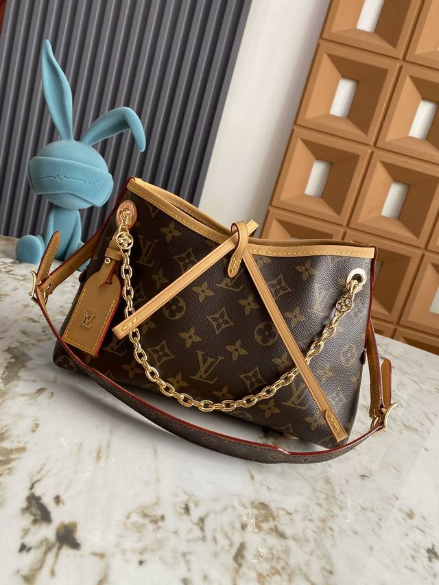 独家背景 动态芯片 顶级原单 M13014 本款 Carryall Bb 手袋取材 Monogram 帆布，为耀目链条点缀 Monogram 花卉，以潮流之姿点