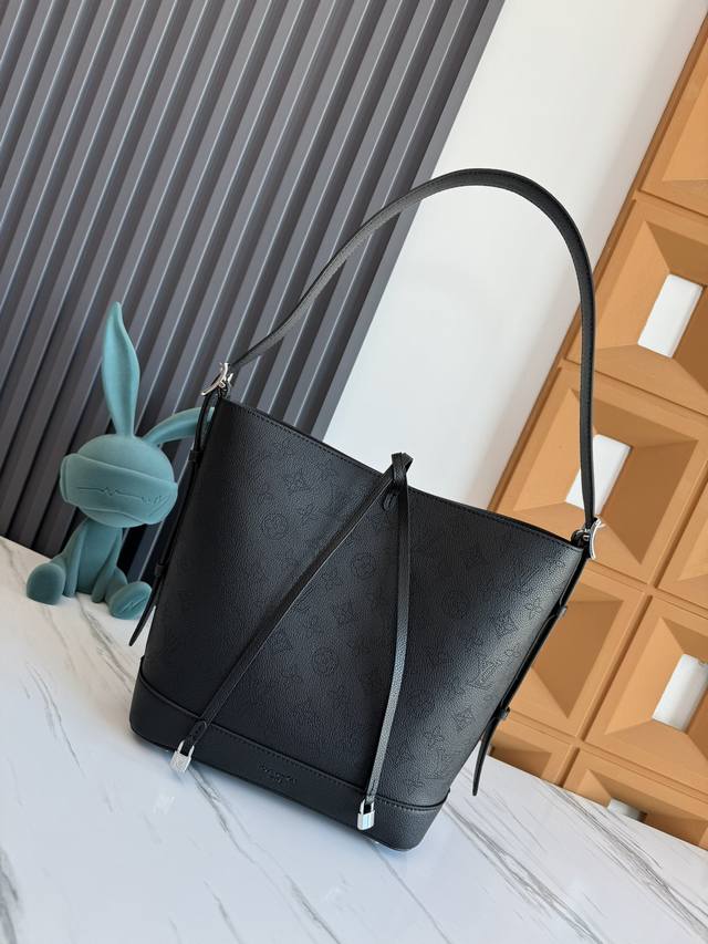 独家背景 动态芯片 顶级原单 M12139黑色 M12140灰色 动态变码Flore 手袋以镂花牛皮革演绎 Monogram 穿孔图案,借耀目金属件点亮水桶包廓 独家背景 动态芯片 顶级原单 M12139黑色 M12140灰色 动态变码Flore 手袋以镂花牛皮革演绎 Monogram 穿孔图案,借耀目金属件点亮水桶包廓