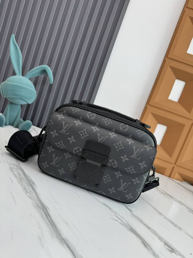 独家背景 动态芯片 顶级原单 独家实拍 本款 S Lock 邮差包M58489压花 M45806老花 45806黑花 由 Monogram Macassar 帆