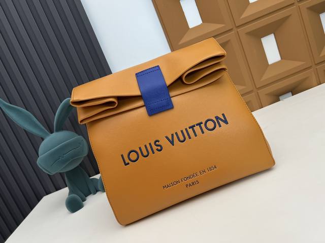 M24578顶级原单 M24578 Sandwich手袋为柔软牛皮革浸染品牌购物袋的标志性色调。再将Louis Vuitton和Maison Fondee En M24578顶级原单 M24578 Sandwich手袋为柔软牛皮革浸染品牌购物袋的标志性色调。再将Louis Vuitton和Maison Fondee En