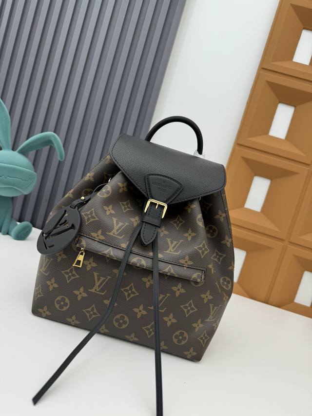 独家背景 动态芯片 M45515 黑色 M45501老花全新 Montsouris 小号双肩包取材 Monogram 帆布和牛皮，搭配源自品牌档案的搭扣和皮革抽