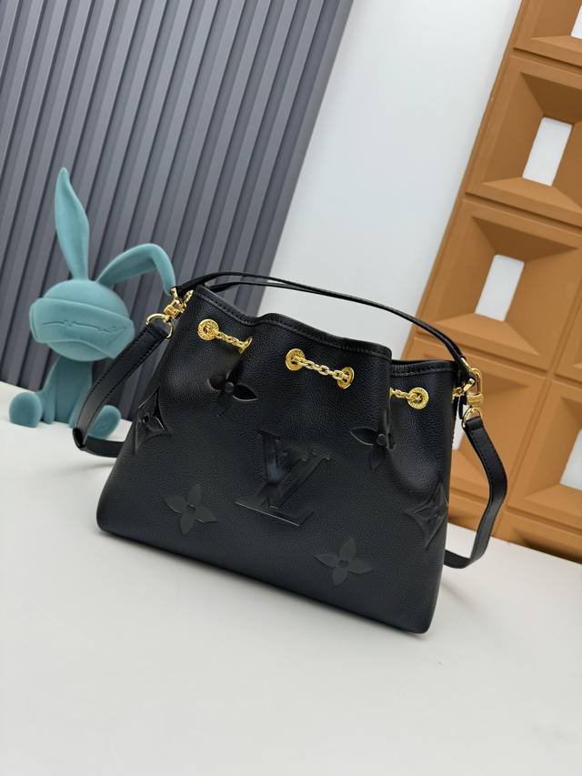 海原外单 独实家拍 动态芯片 M25453杏 M47209黑 M25452白 本款 Summer Bundle 手袋出自 DéGradé 系列，崭新抽绳设计增添