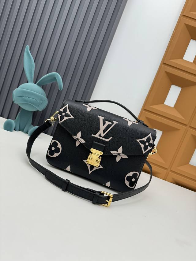 顶级原单 独家实拍 动态芯片 M45773黑色M45596米白色 春季，Pochette Metis 手袋取材压印大号 Monogram 图案的 Monogra