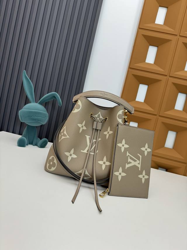 顶级原单 独家实拍 M45555卡其丝印 M45497黑色丝印 顶级原单 本款 NéOnoé 中号水桶包为压纹皮革铺陈超大 Monogram 印花，搭配抽绳和粘