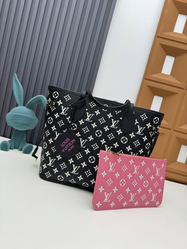 动态变码芯片版 M46102绿粉 M46103黑白 作为 Monogram Empreinte 系列成员，此款 Neverfull 中号手袋为柔软牛皮革瞩目压印