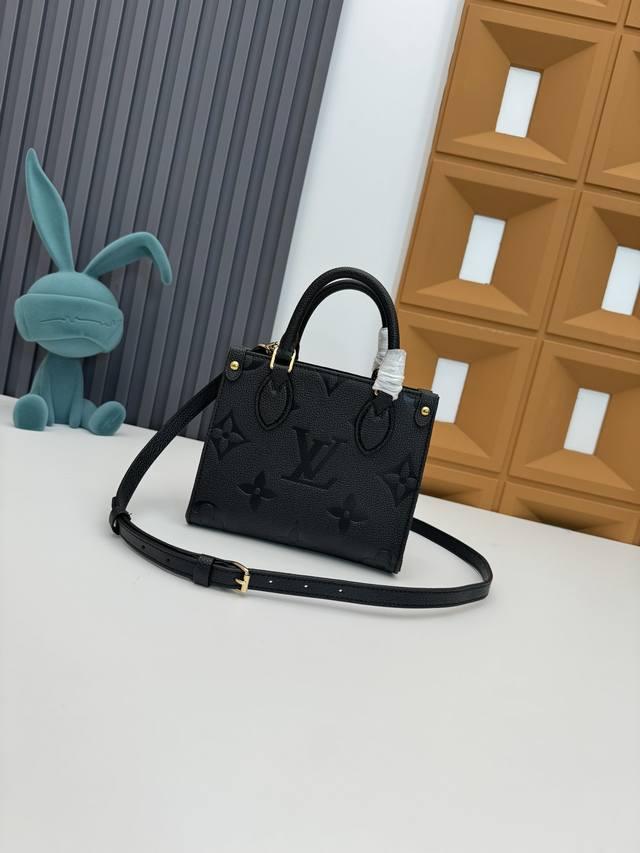 M46993黑色 M47054杏色 迷你托特包 本款 Onthego Bb 手袋为 Monogram Empreinte 皮革压印 Monogram 图案，以别