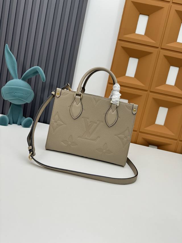 M45659黑印M45654白色印 M45779杏印M45653黑色 本款 Onthego Tote 包将 Monogram 图案先印染后压印于柔软粒面牛皮，其