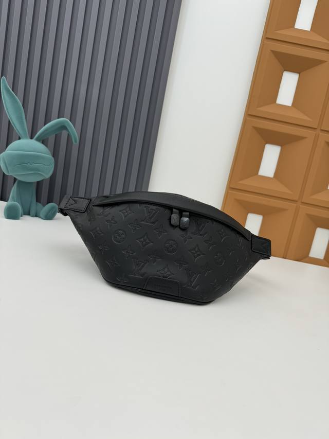 顶级原单 独家实拍 M46108灰色 M46035黑花 M46036黑压 此Discovery 腰包 由 Monogram Eclipse 帆布制成，兼具休闲时