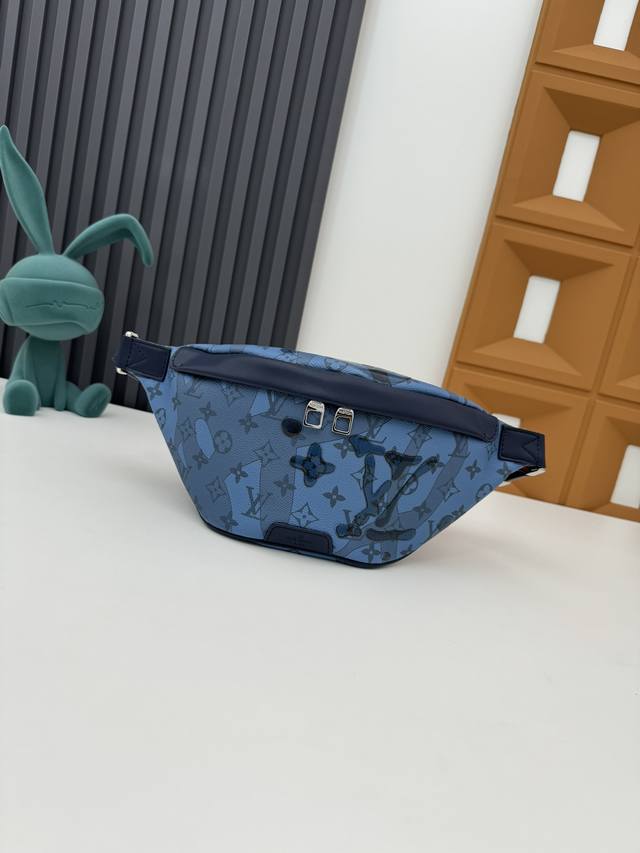 顶级原单 新款M22576 宝蓝色 男士胸包 Lv胸包，美丽的设计细节，采用拉链，方便取用，无论您的氛围如何，您都可以毫不费力地携带这款时尚腰包。内部饰有简约而